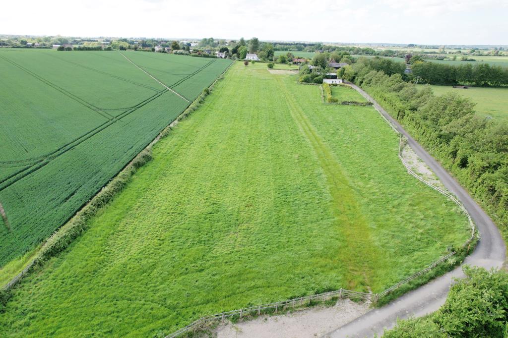 Lot: 68 - FREEHOLD ROADWAY - General view of the Accessway